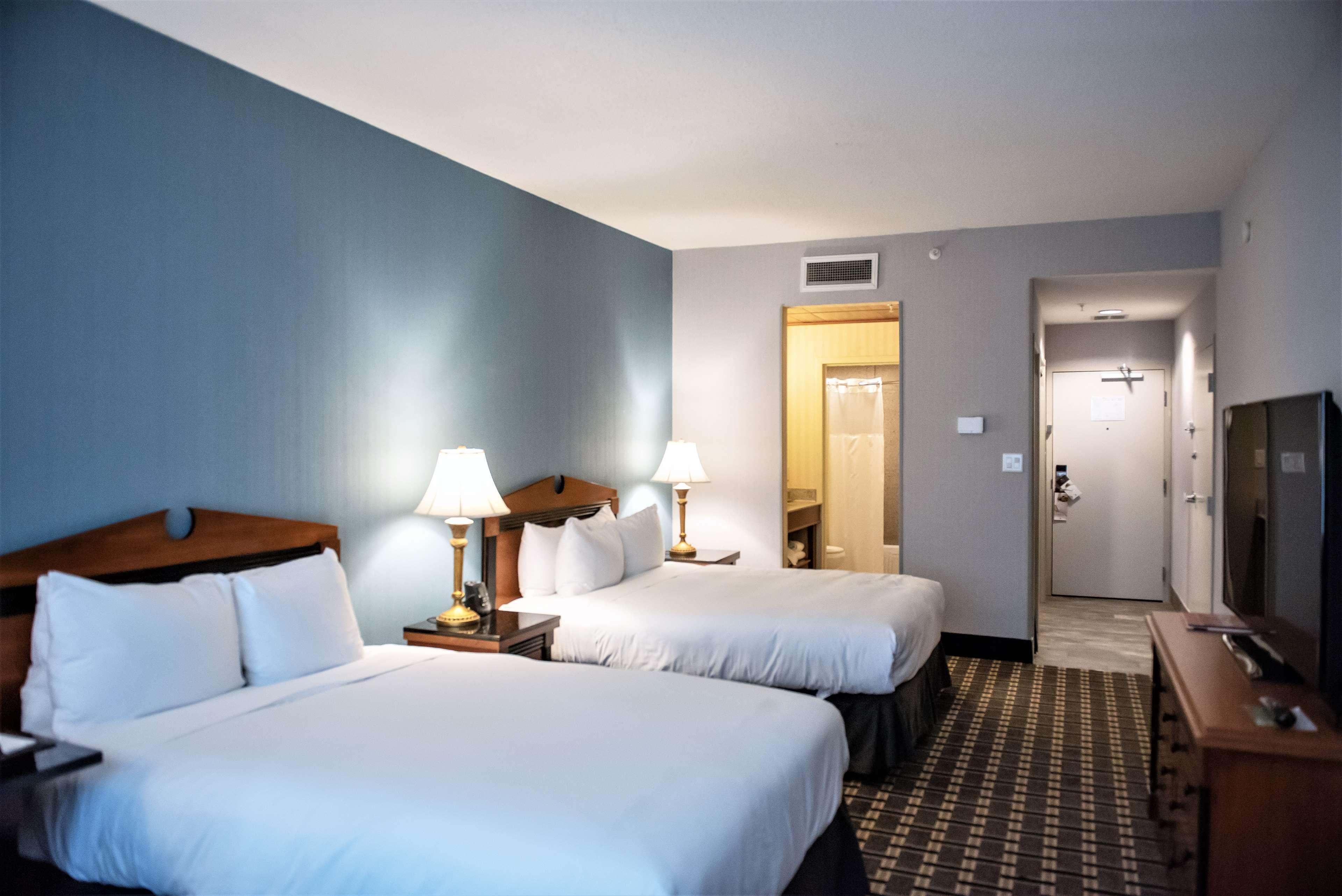 At The Colonnade - A Doubletree By Hilton Hotel