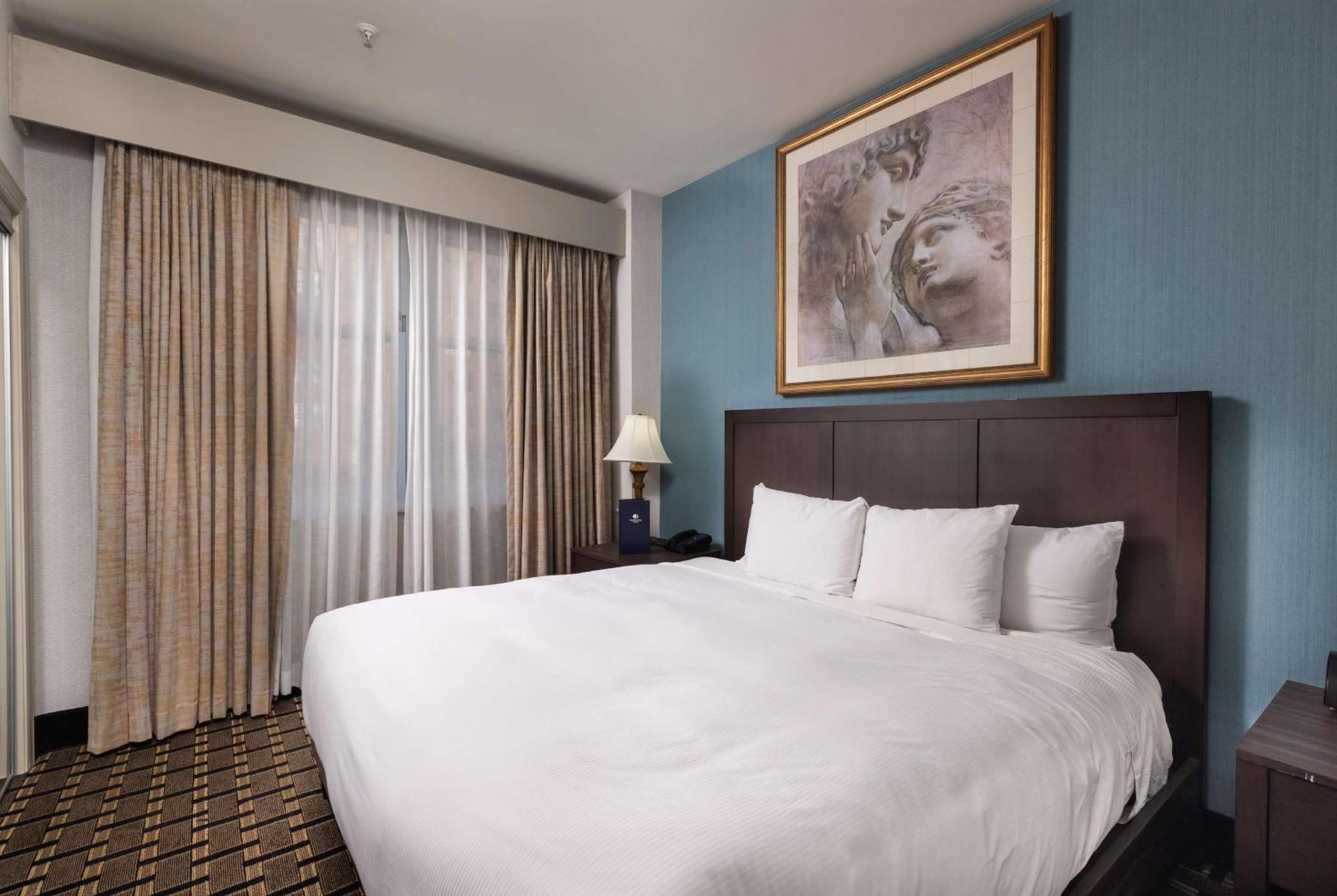 At The Colonnade - A Doubletree By Hilton Hotel